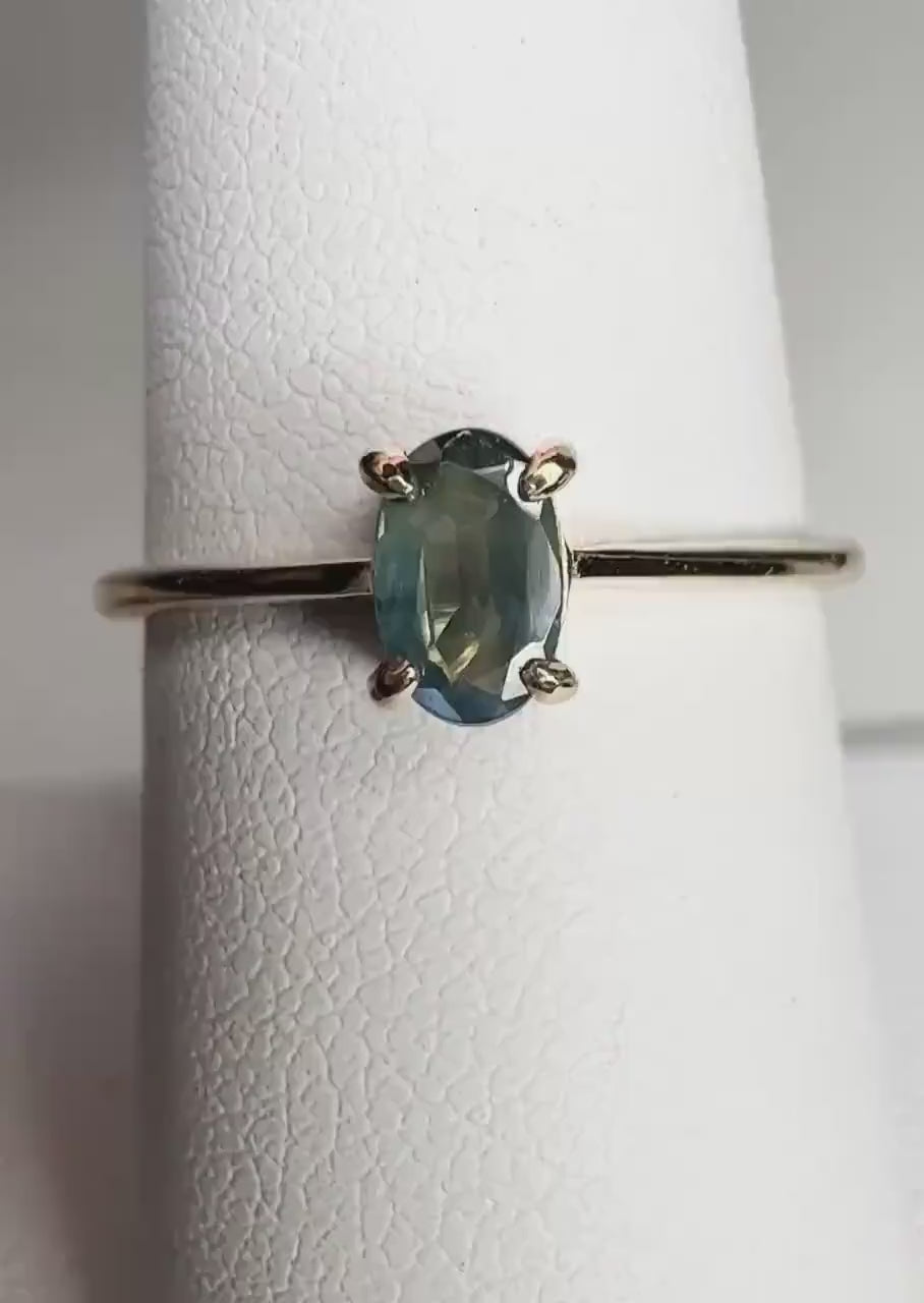 Natural Good Color Change Alexandrite Chrysoberyl Solitaire Oval Ring in Solid 10k Gold size 8